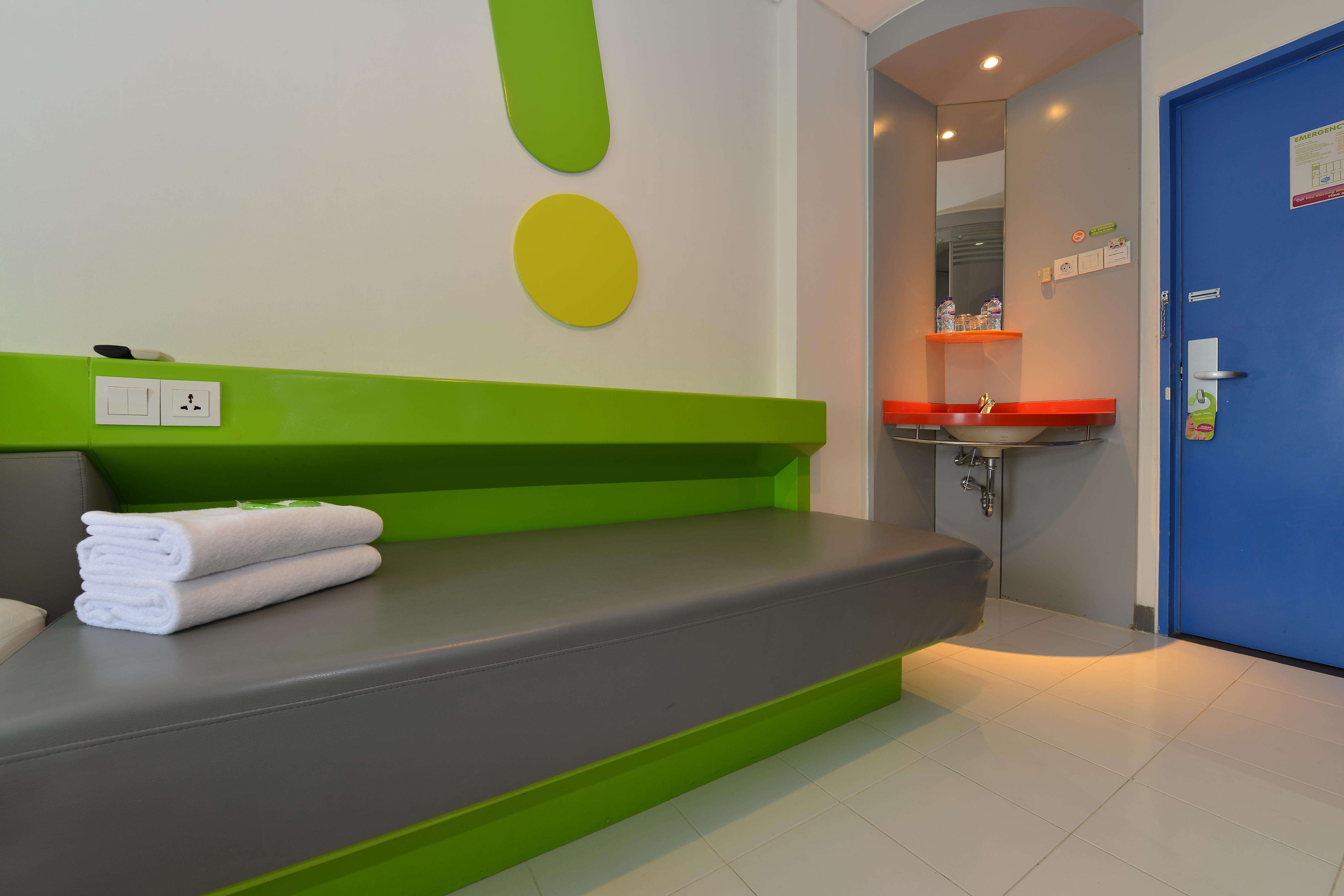 Pop! Hotel Kemang Джакарта Экстерьер фото