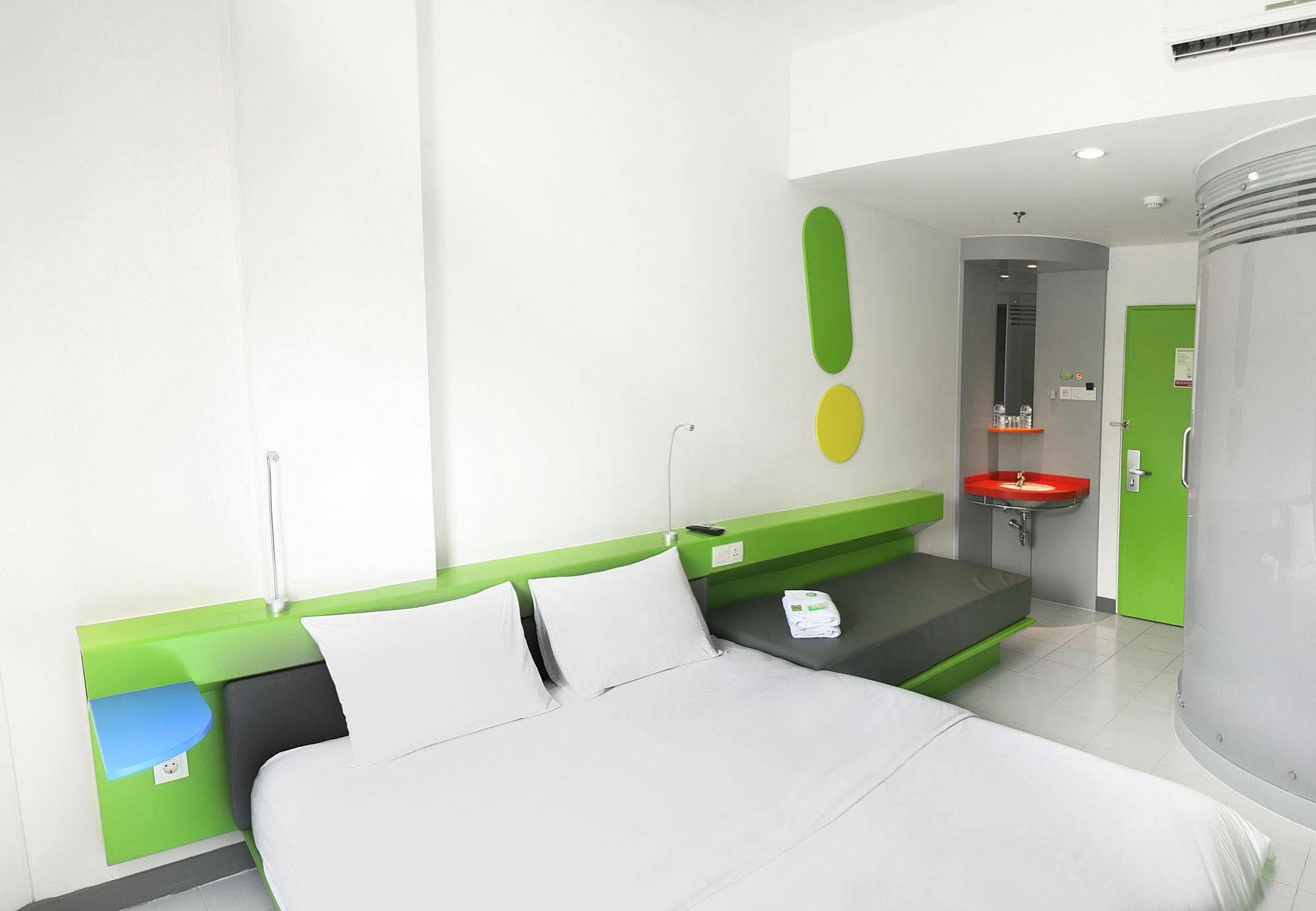 Pop! Hotel Kemang Джакарта Экстерьер фото